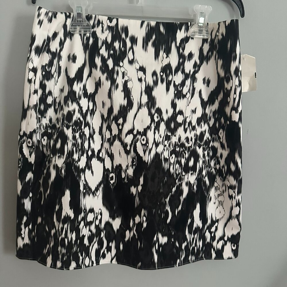 Tahari Black, Gray and White Abstract Print Mini Skirt. Lined. Women’s Size 4